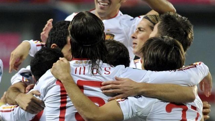 España gana 2-0 a la República Checa y mantiene pleno de triunfos