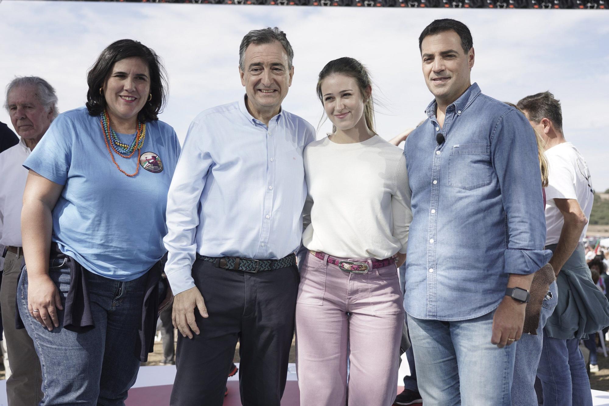 Jone Berriozabal, Aitor Esteban, Iraia Pinedo y el Lehendakari Imanol Pradales. Tras ellos, Isidor Sudupe, quien izó la ikurriña junto a Naiara Vega.