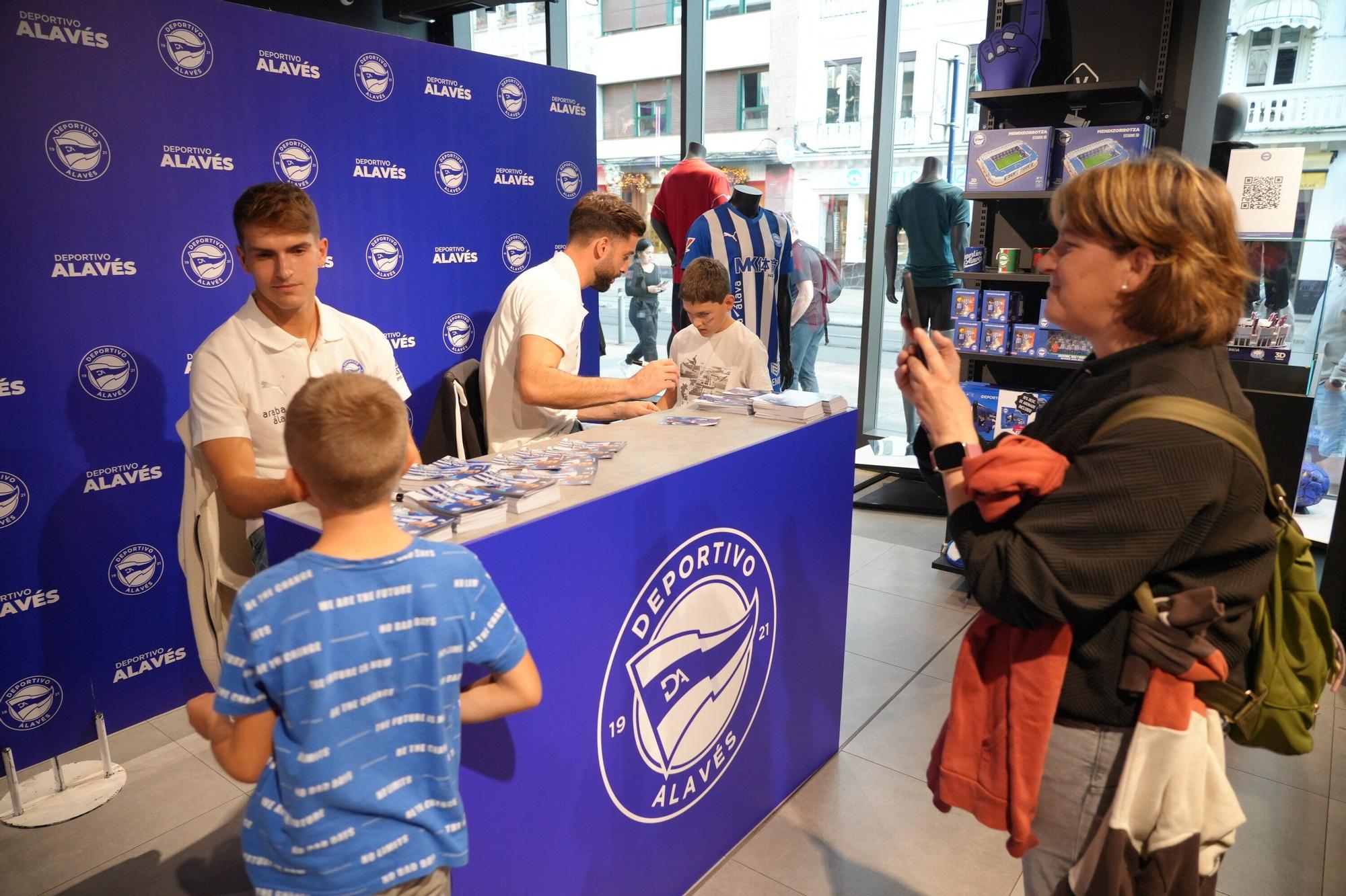En imágenes: Firma de autógrafos para desbordar Vitoria-Gasteiz de ilusión albiazul