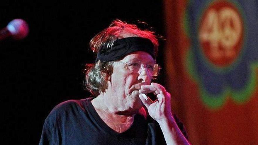 El músico estadounidense Paul Kantner durante una presentación con la agrupación de rock estadounidense, Jefferson Starship