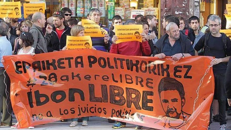 Familiares y amigos de Ibon Esteban protestas por la condena, ayer en Pamplona.