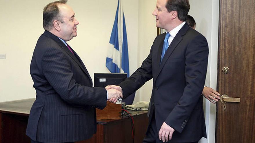 El primer ministro escocés Alex Salmond (i) saluda al primer ministro británico, David Cameron (d), durante la reunión que mantuvieron en St Andrews House, Edimburgo, Escocia.
