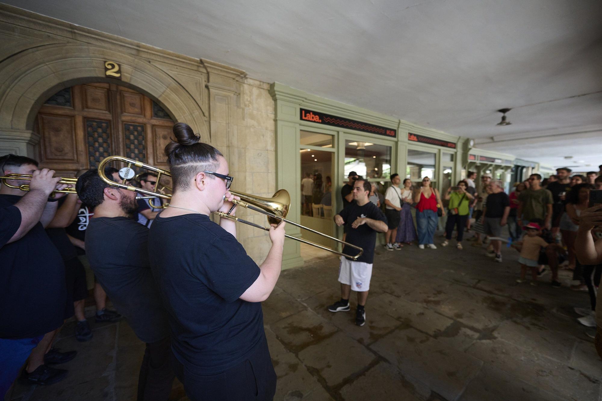 Fotos de la inauguración del bar Laba Elkartea en la Plaza del Castillo