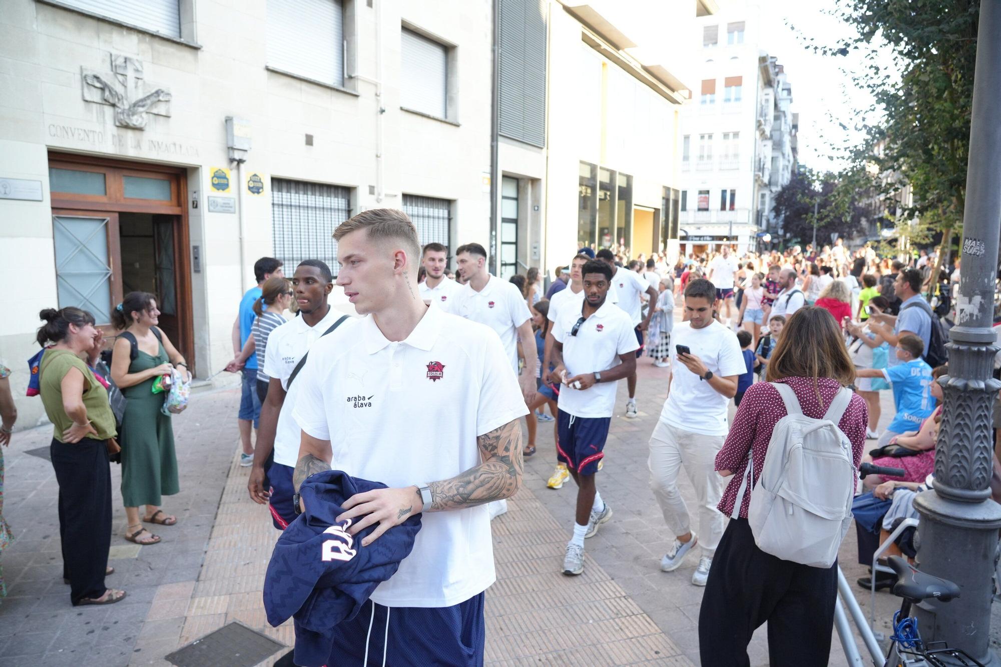 En imágenes: El Baskonia se da un baño de masas en la firma de autógrafos