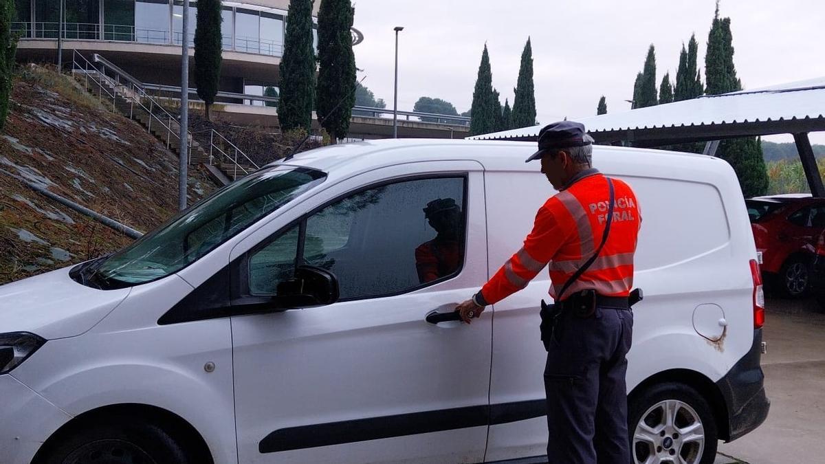 La furgoneta del detenido, inmovilizada en la comisaría de Tudela. La furgoneta del detenido, inmovilizada en la comisaría de Tudela.