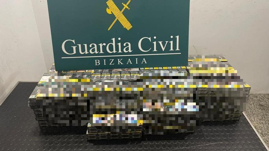 Intervienen cientos de cajetillas de tabaco de contrabando en el aeropuerto de Bilbao