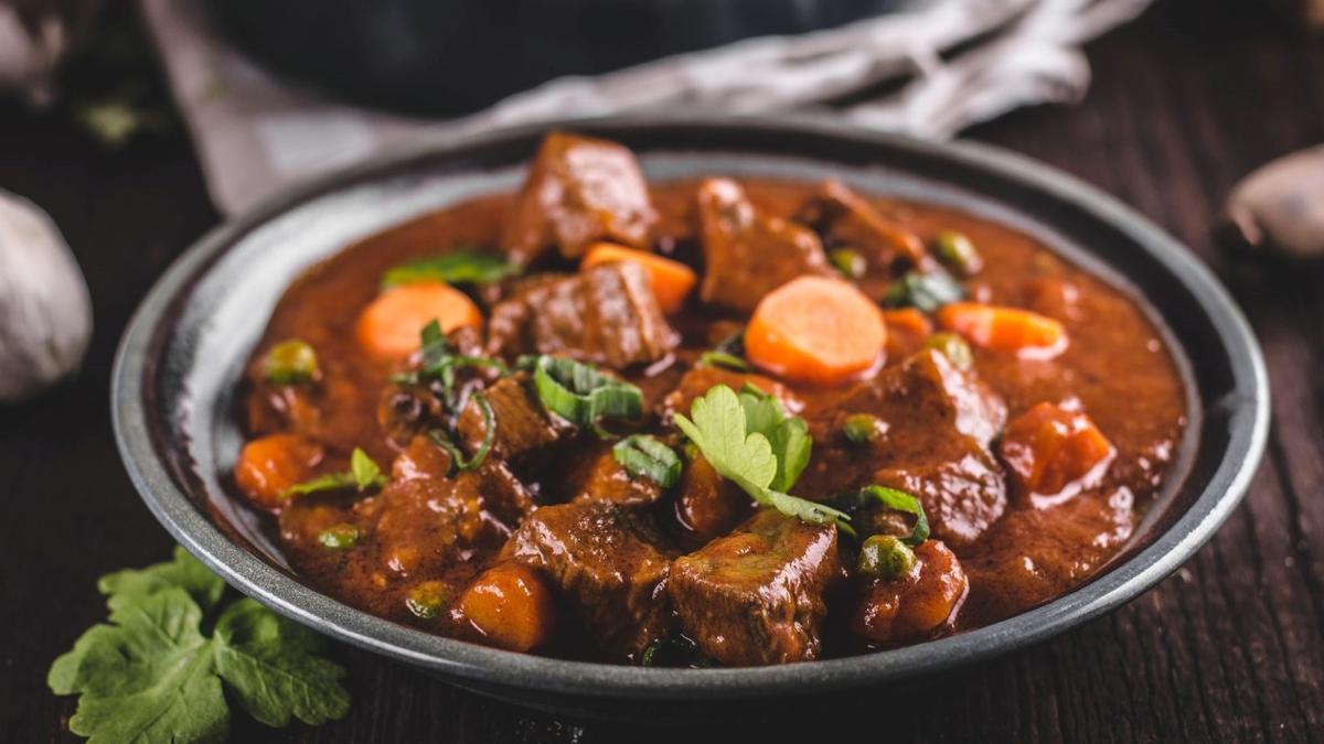 Un plato de estofado de ternera con verduras