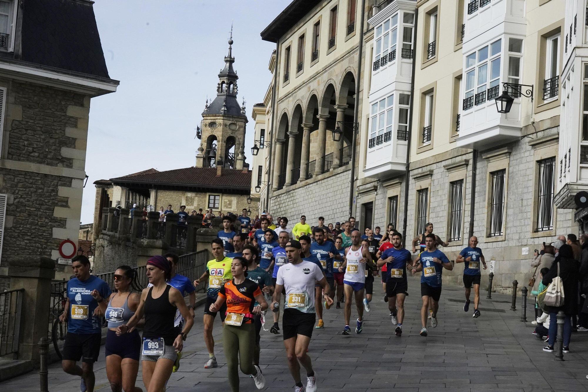En imágenes: Miles de personas conquistan la Almendra de Gasteiz