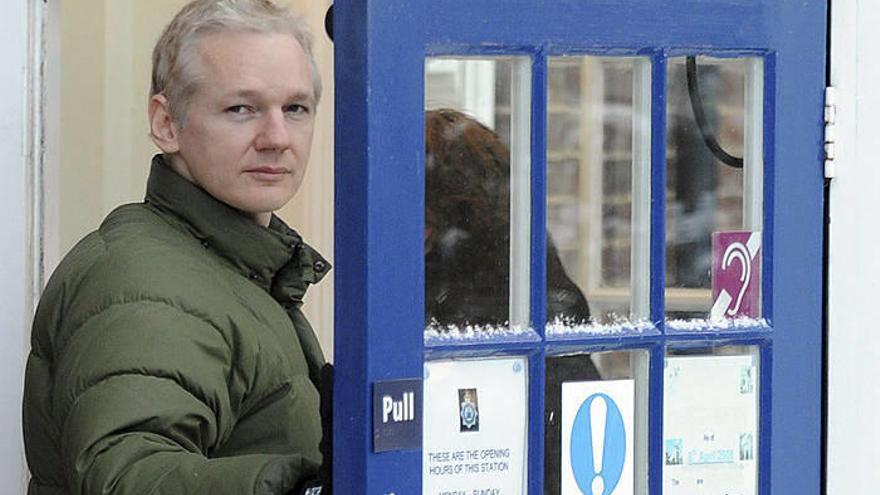 El fundador de Wikileaks, Julian Assange, entra en la comisaría de Policía de Suffolk.