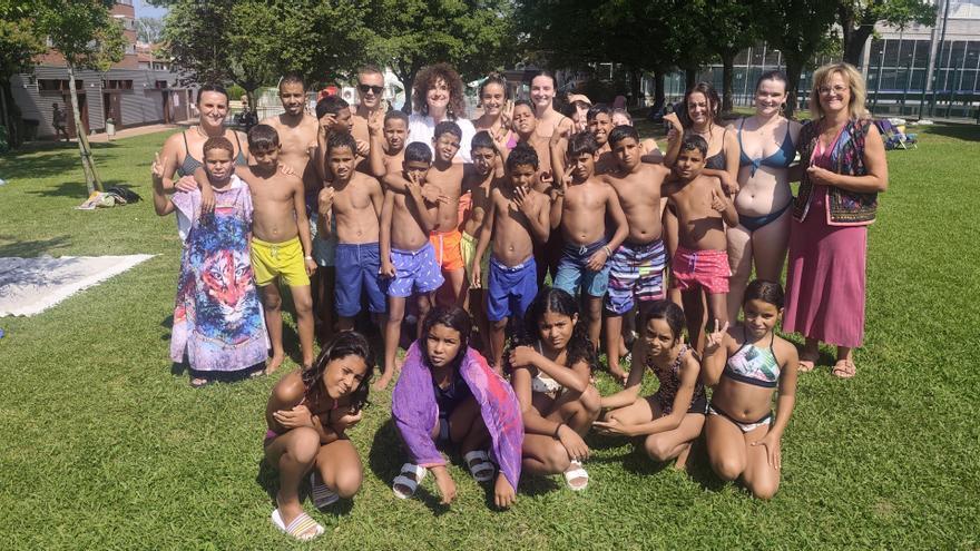 Niños saharauis  se refrescan en las piscinas de Mungia