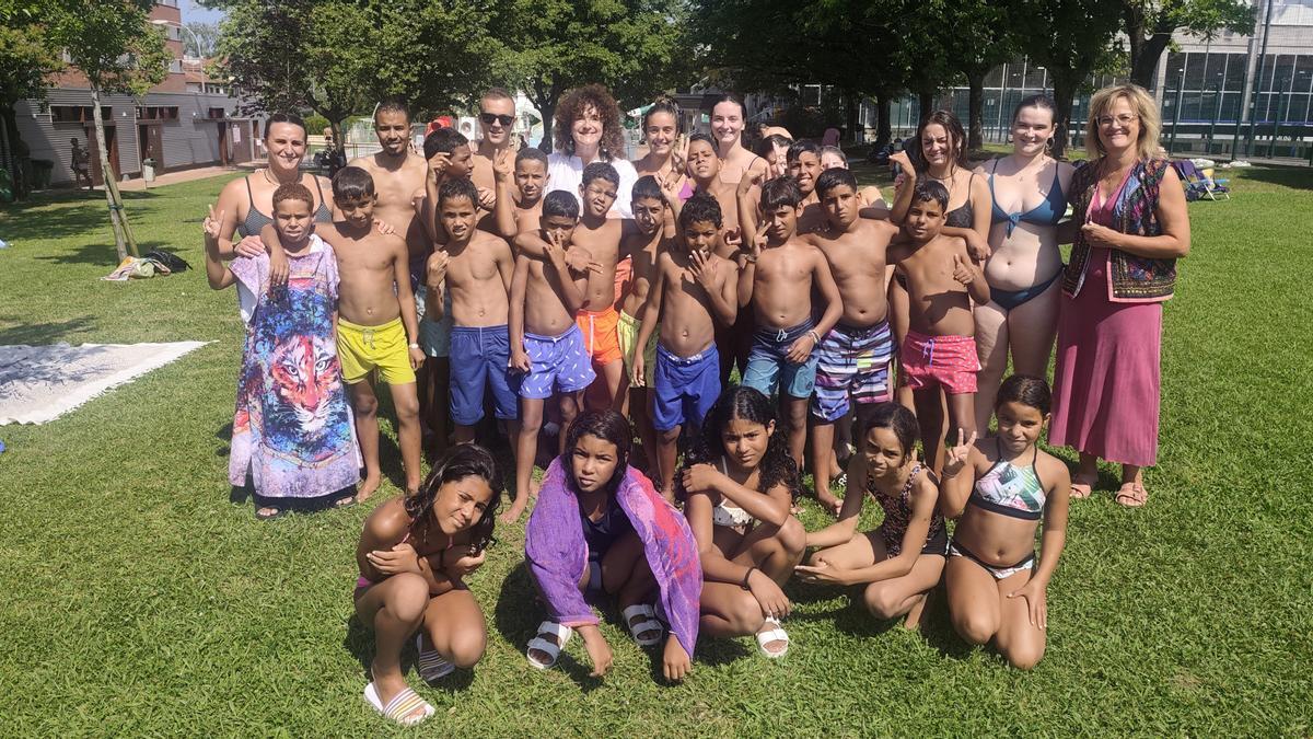 Los menores visitaron ayer las piscinas municipales de Mungia.