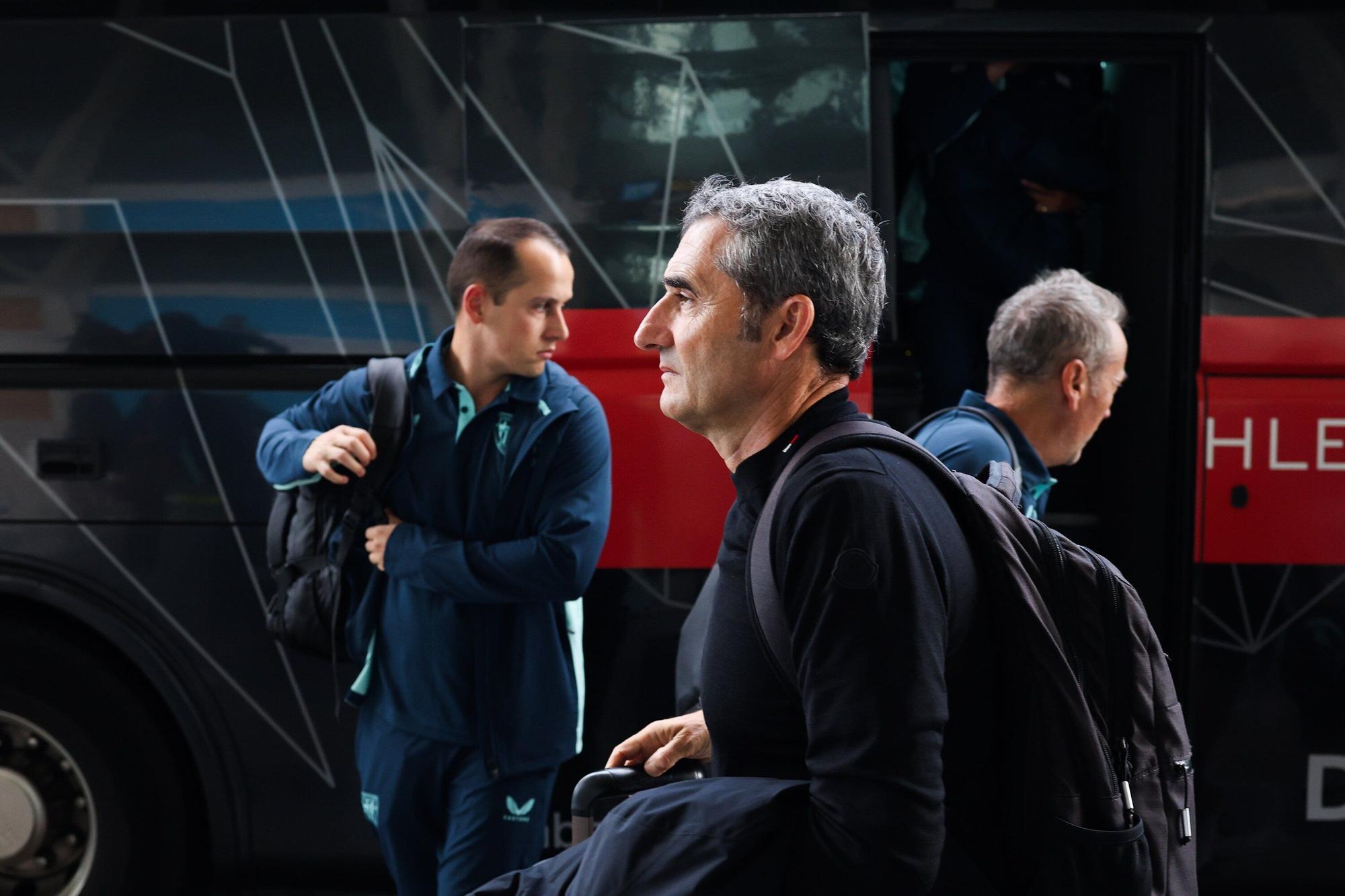 Aficionados del Athletic en el aeropuerto de Bilbao antes de viajar a Dortmund
