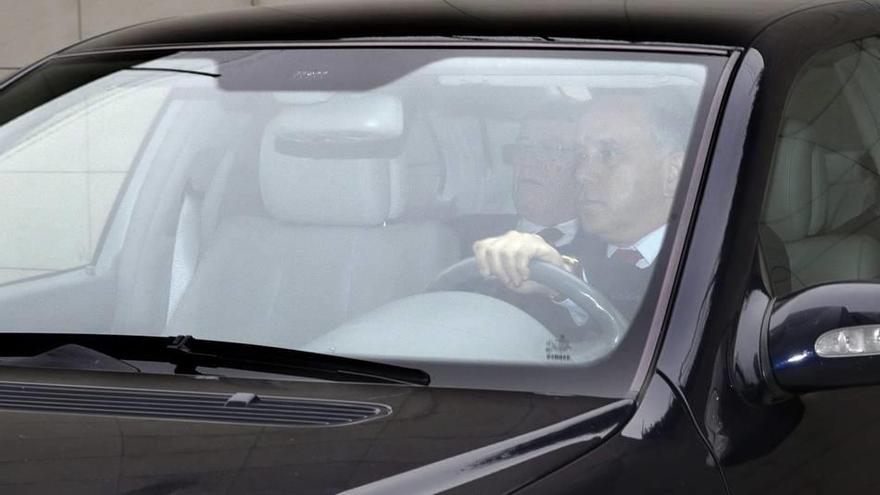 El embajador de Venezuela en Madrid, Mario Ricardo Isea, a su llegada en coche el Ministerio español de Asuntos Exteriores en Madrid tras ser convocado para trasladarle el malestar y rechazo del Gobierno por las declaraciones del presidente de aquel país,