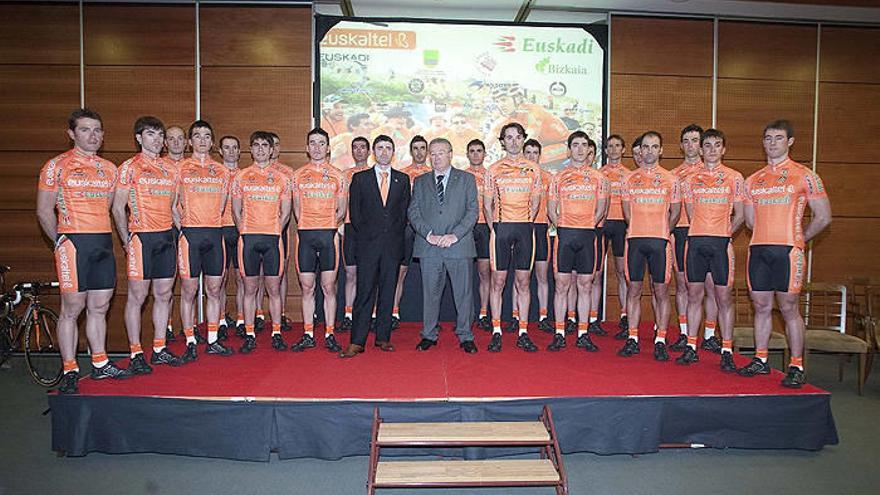 Gorka Gerrikagoitia y Miguel Madariaga, posando con los 23 ciclistas que componen la plantilla.