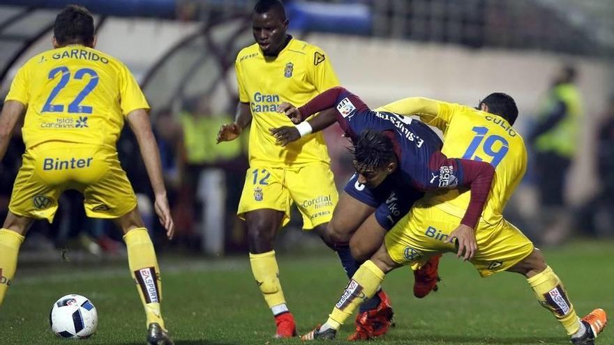 Las Palmas remonta y gana ante el Eibar en Ipurúa