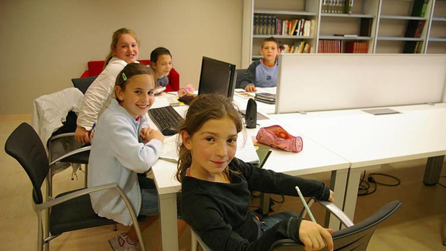 Un grupo de niños, ayer en la biblioteca de Cárcar.