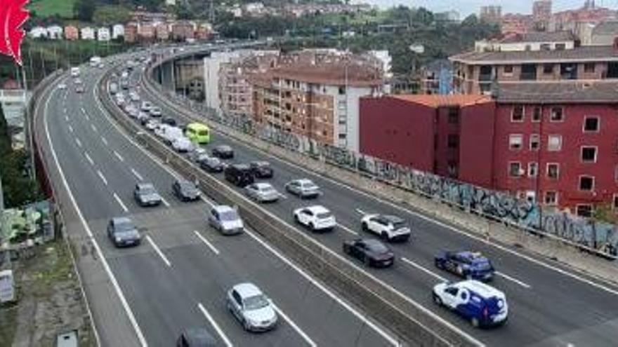 Retenciones en la A-8 dirección Cantabria por la avería de un vehículo