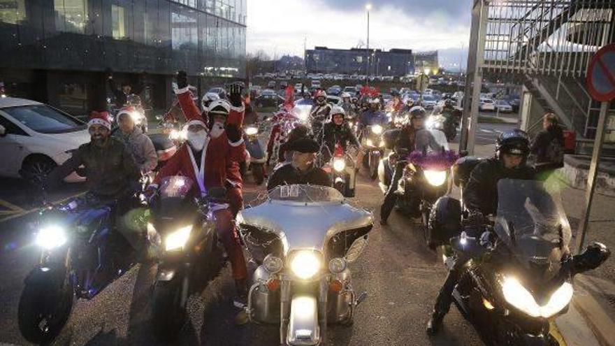 La ilusión en forma de juguetes llega sobre dos ruedas al Hospital Donostia