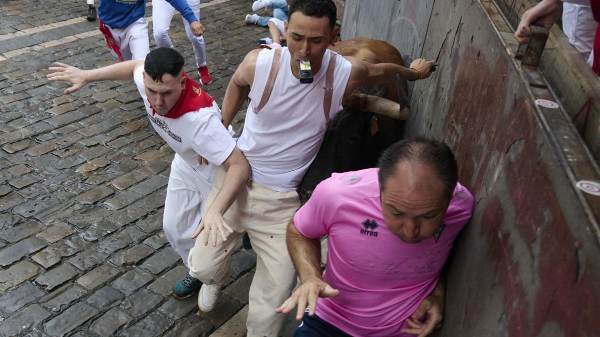 Corredores durante el encierro de la ganadería de Cebada Gago.