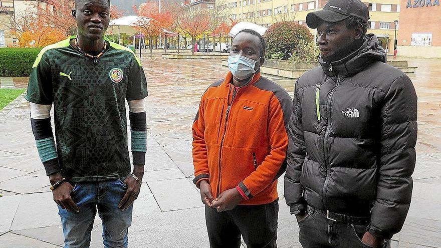 Omar Lo, Ngagne Diop y Ngagne Ngiaye, en la plaza Euskal Herria de Legazpi.