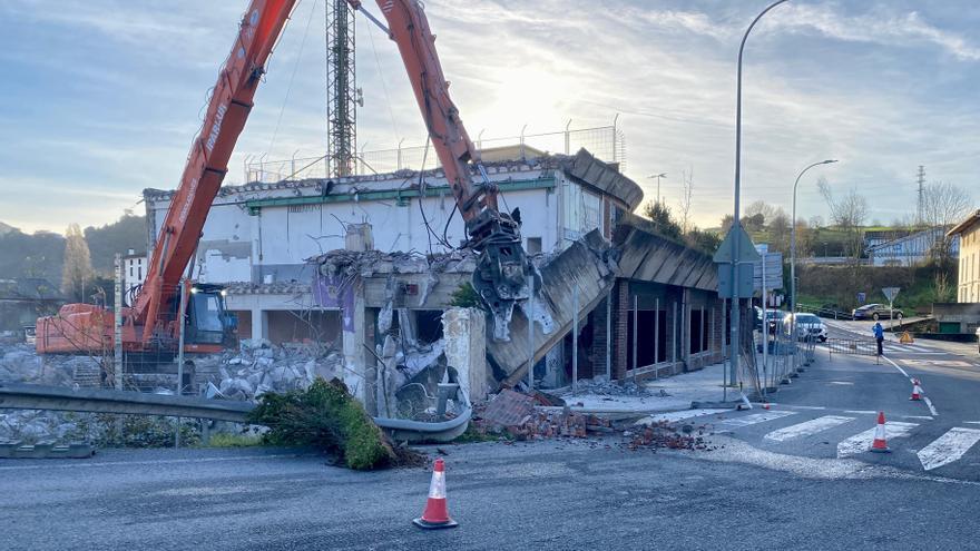 Zumaia derriba edificios de antiguas empresas para dar paso a las nuevas viviendas de Torreaga
