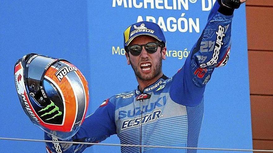 Alex Rins, en el podio celebrando su primera victoria de esta temporada.