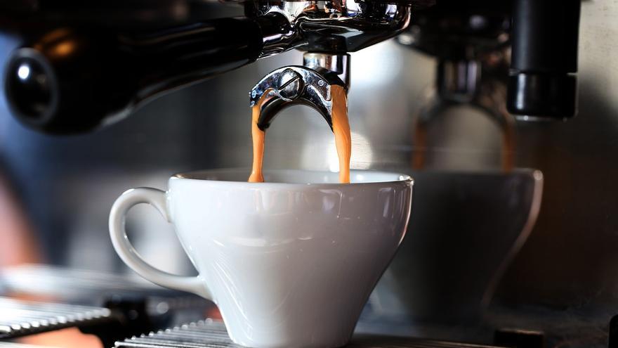 Denuncian a una cafetería por no avisar de que cobran 10 céntimos por un vaso con hielo
