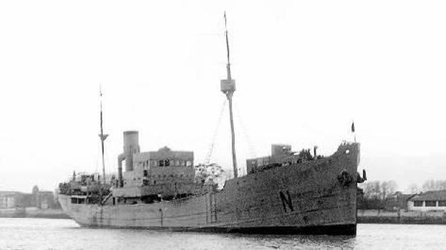 El ‘Nabarra’, bacaladero reconvertido en buque de guerra, junto al Puente Colgante.