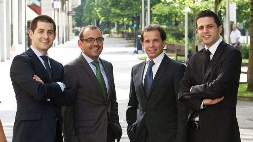 Ugarte y Echave, en el centro, escoltados por los representantes de la ingeniería sueca Adiga.