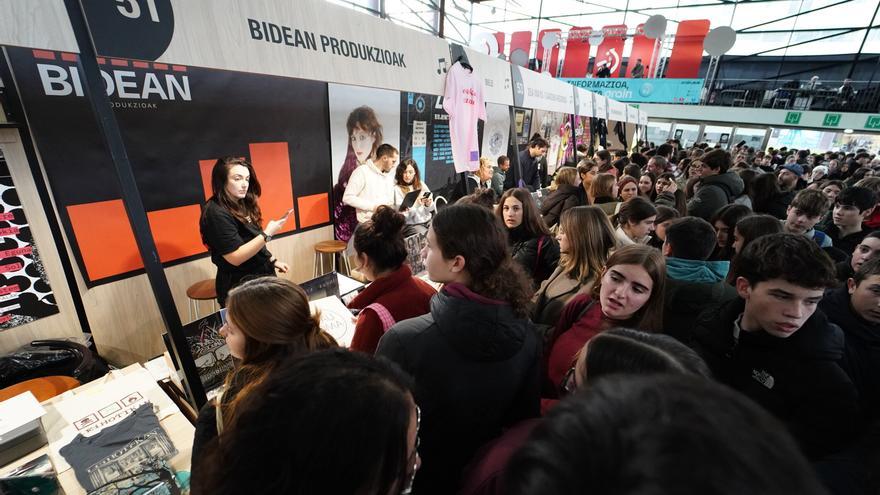 “Eskolarekin etortzeak euskaraz gehiago irakurtzera motibatzen gaitu”