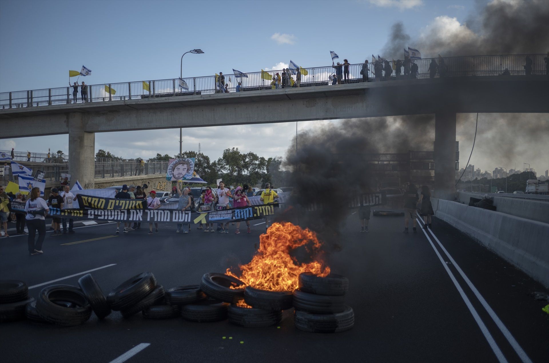 Manifestantes israelíes toman las carreteras para pedir un acuerdo en Gaza