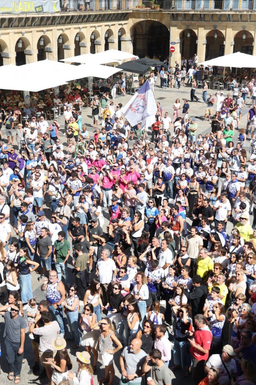 Recibimiento a Donostia Arraun Lagunak en la plaza de la Constitución