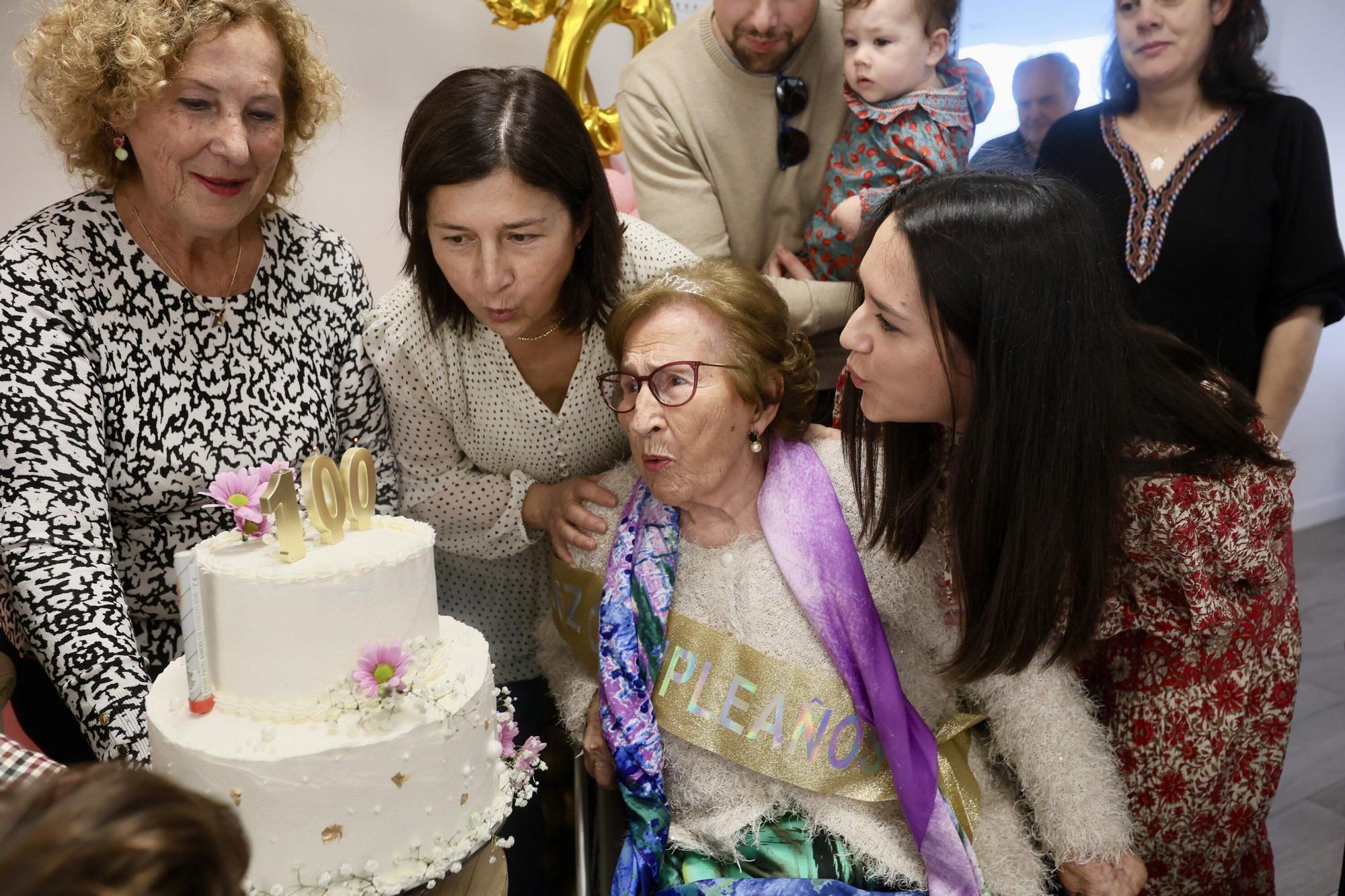 En imágenes: María Purificación López de Viñaspre celebra un siglo de vida rodeada de familiares, amigos y personal en la residencia Betania Garden