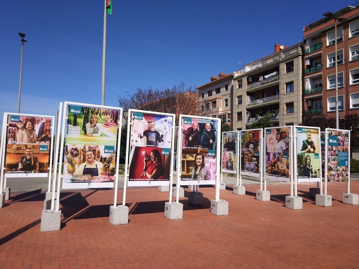 La iniciativa recoge retratos de los responsables y de trabajadores de los 67 comercios que suman más de un cuarto de siglo de andadura.
