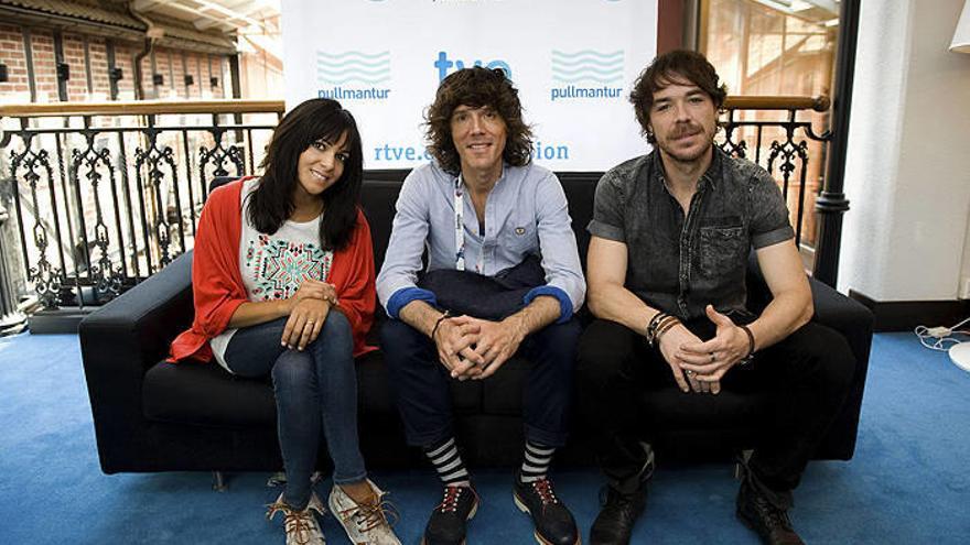 Raquel del Rosario, Juan Luis Suárez y David Feito (de izda a dcha), los tres miembros del grupo &quot;El sueño de Morfeo&quot; que representa a España en el LVIII Festival de Eurovisión, durante una entrevista.
