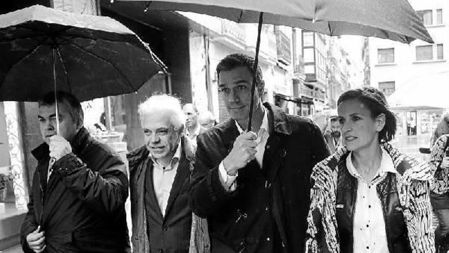 Santos Cerdán, secretario de Organización del PSN; Jesús Mari Fernández, candidato al Congreso; Pedro Sánchez, líder del PSOE, y María Chivite, líder del PSN, ayer en la plaza de San Nicolás de Pamplona.