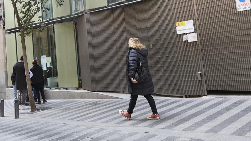 Detienen a dos personas por solicitar citas masivas para la oficina de asilo que vendían a 50 euros