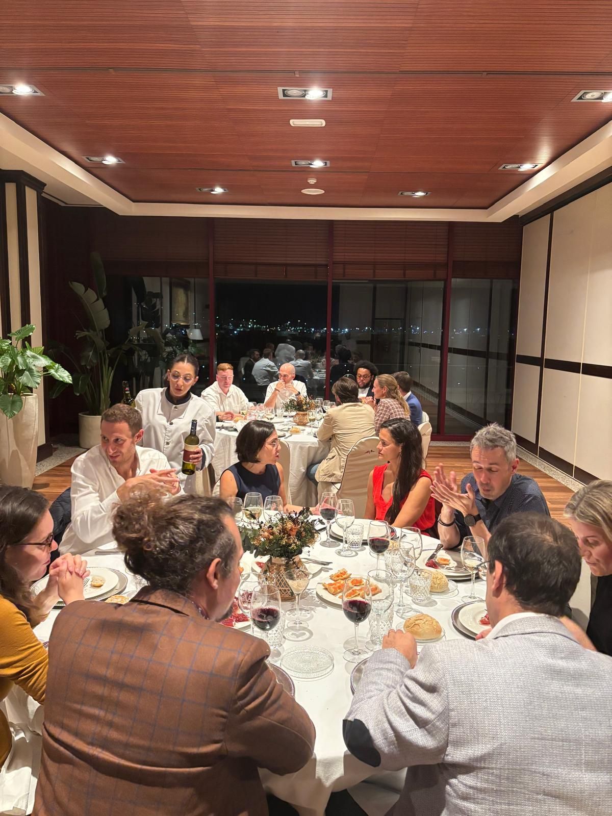 La cena sirvió para conocerse mejor y socializar.