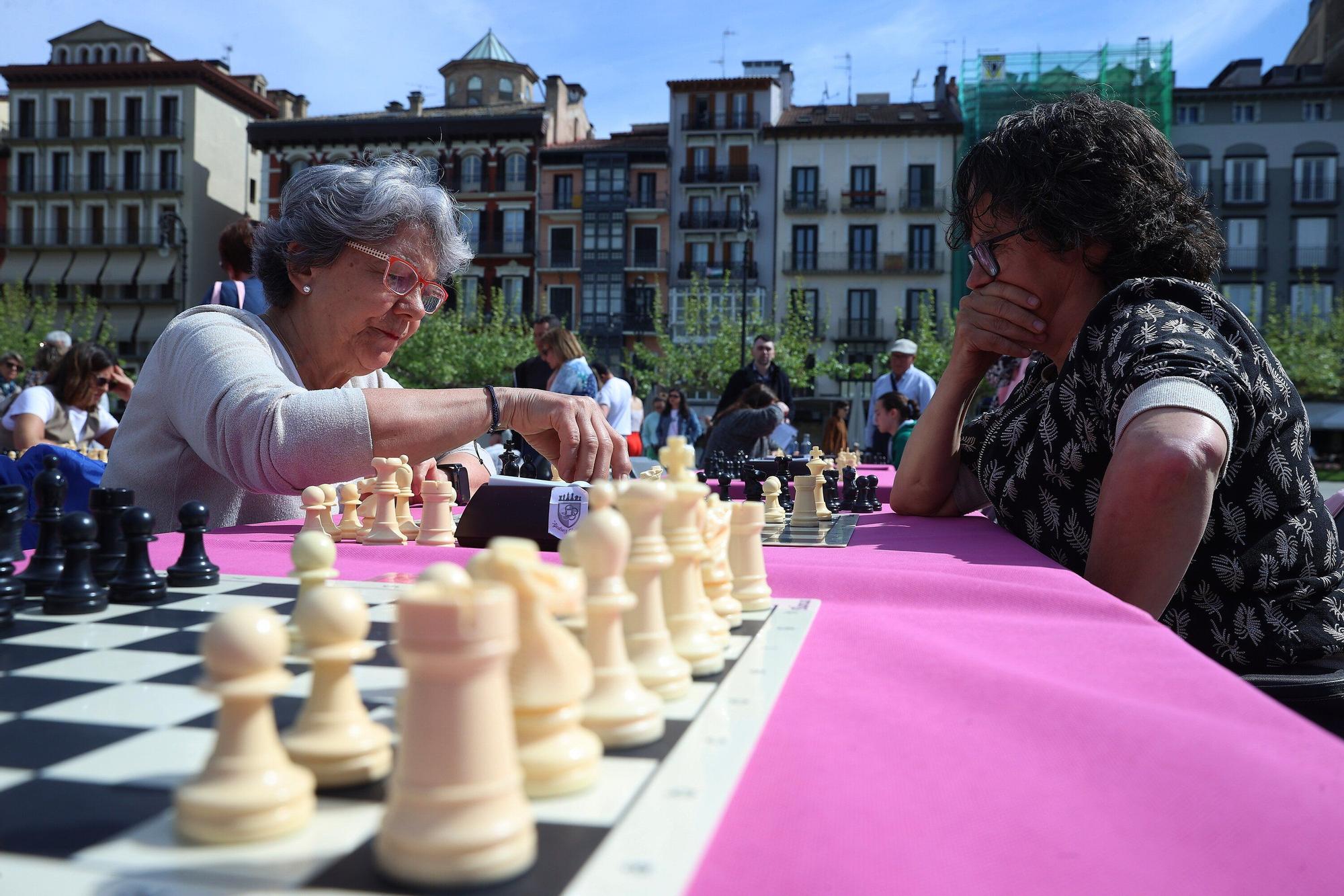 Fotos de las partidas simultáneas de ajedrez del torneo ‘Mujeres y ...