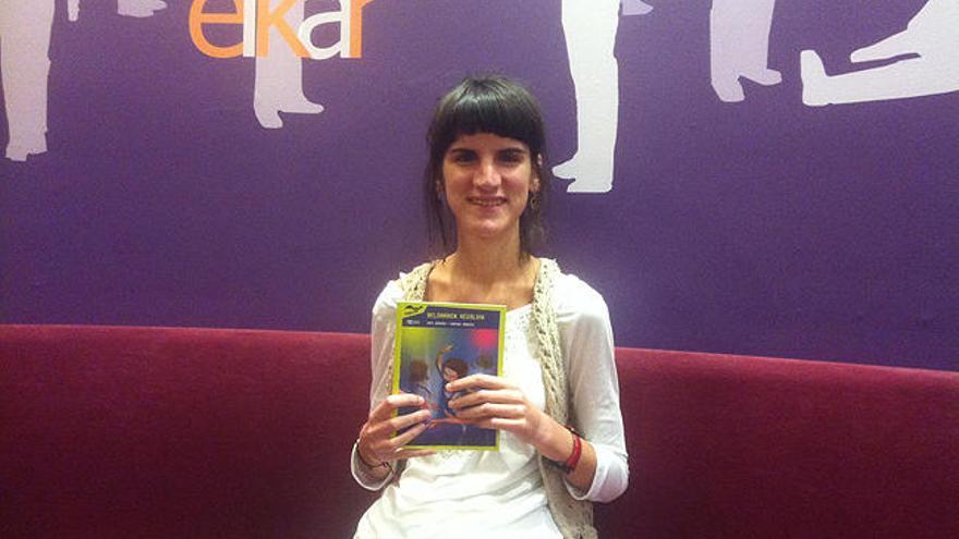 Irati Bediaga posó ayer en la presentación con su libro.