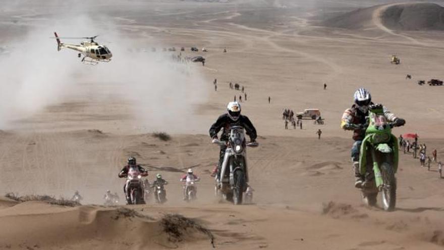 Al Attiyah no se rinde ante Sainz y Coma gana su tercera etapa en motos