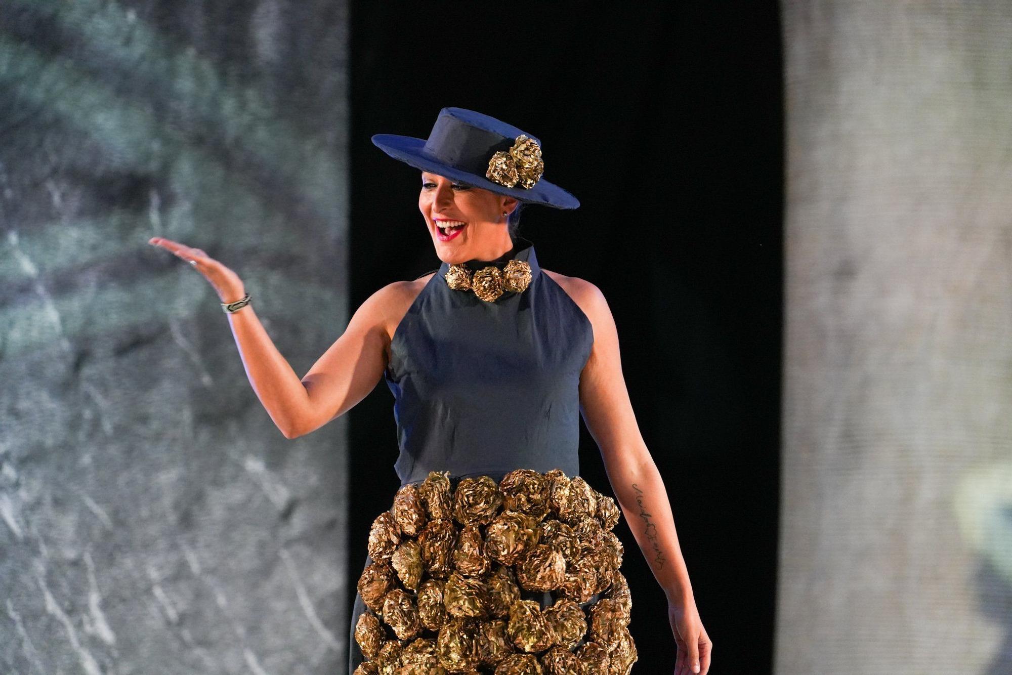 En imágenes: así ha sido el desfile de Vestidos de Papel de Güeñes
