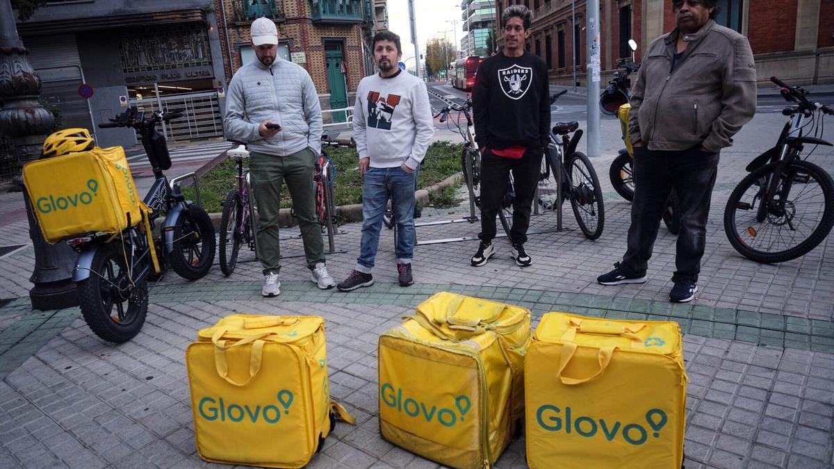 Trabajadores de Glovo que han asistido a la protesta de este viernes.
