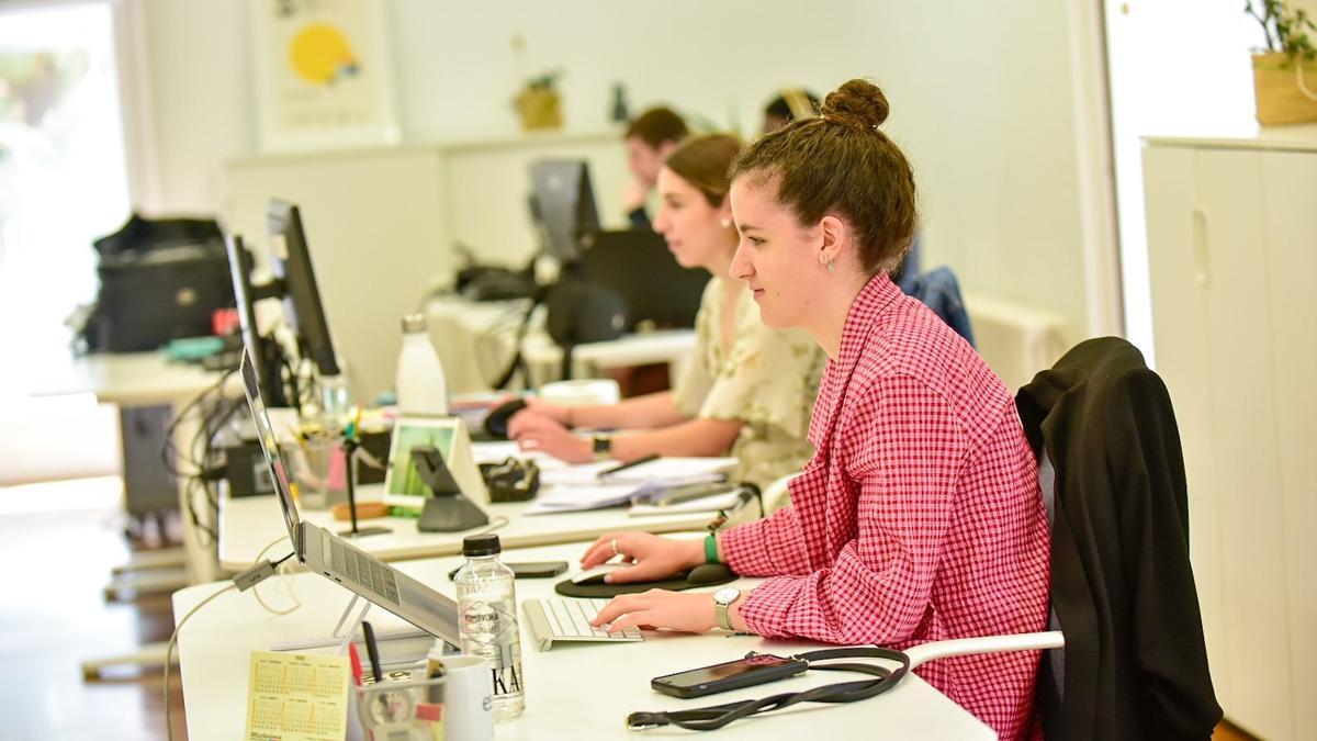 Chicas jóvenes trabajan en una oficina.