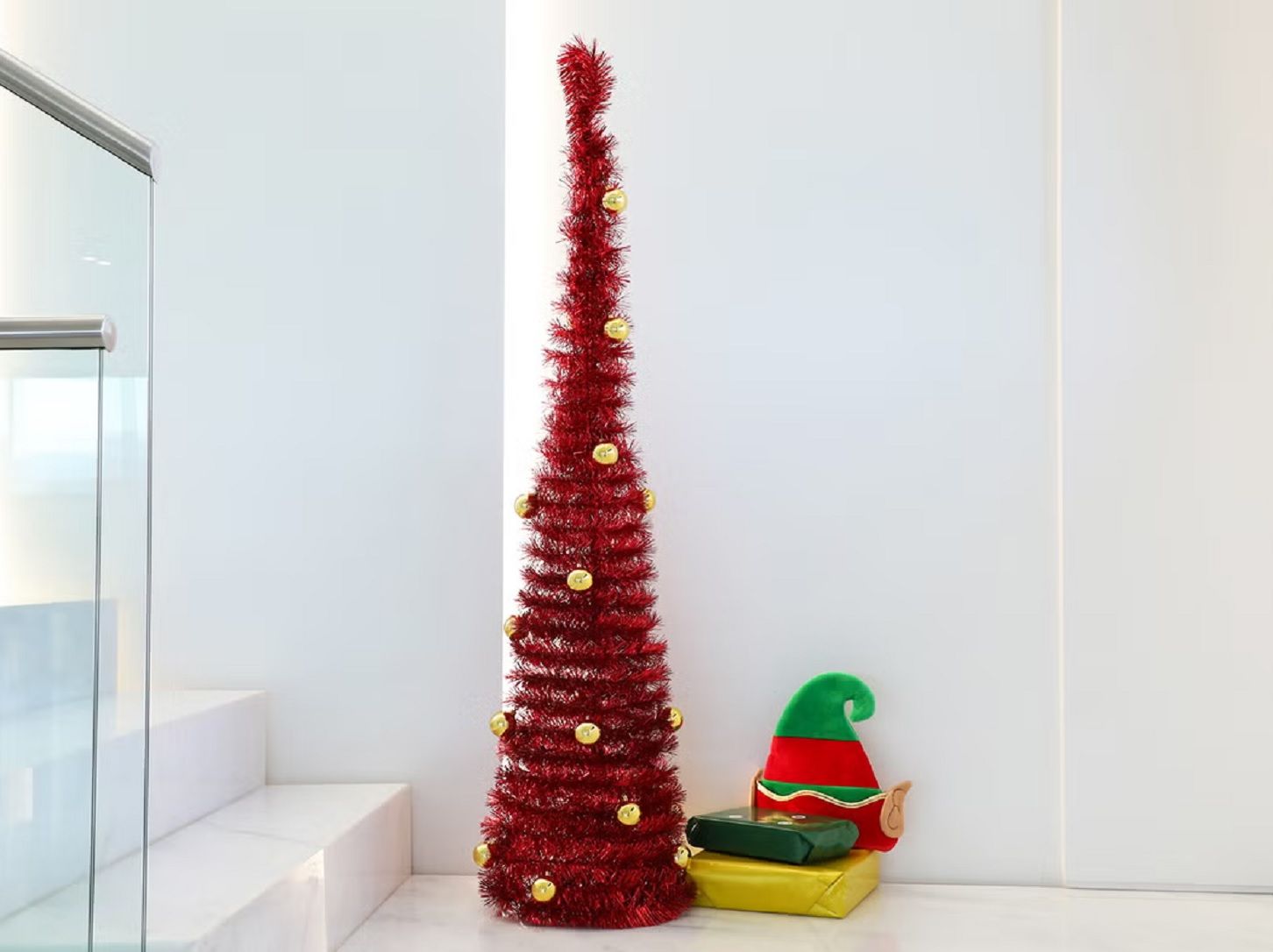 Vistoso árbol de Navidad de espumillón en color rojo.