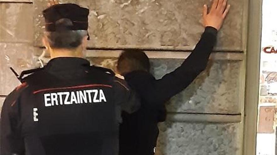 Detenido por robar en un comercio de Irun y agredir al personal de seguridad
