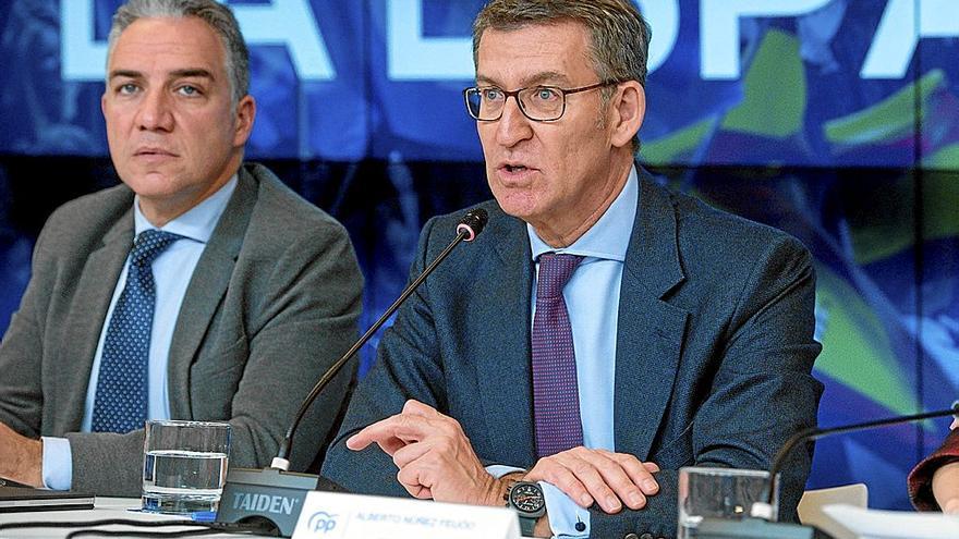 El coordinador general del PP, Elías Bendodo, y el presidente del partido, Alberto Núñez Feijóo, en la última Junta Directiva Nacional.  | FOTO: E. P.