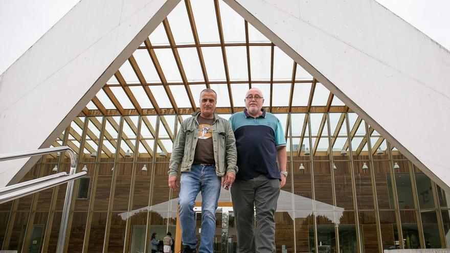 Emiliano Álvarez y Enrique Pérez, ayer, frente al auditorio del Centro Carlos Santamaría de la UPV/EHU.