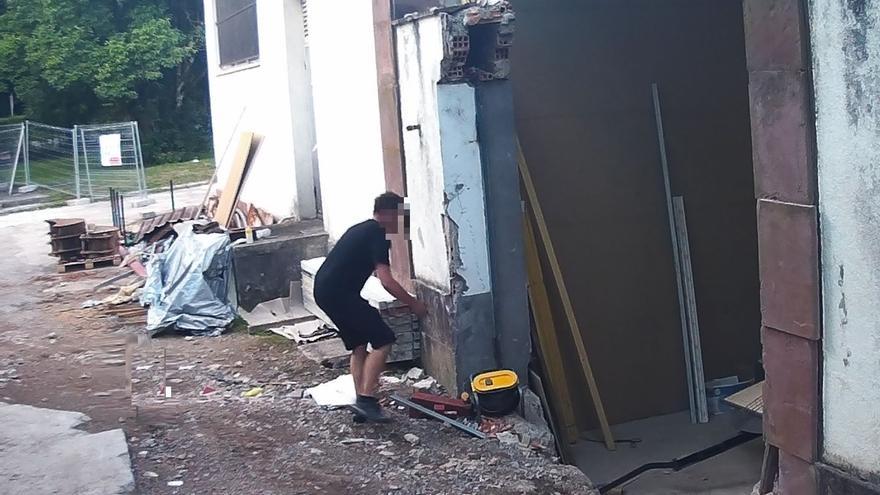 El imputado en el interior de la obra en Lekaroz