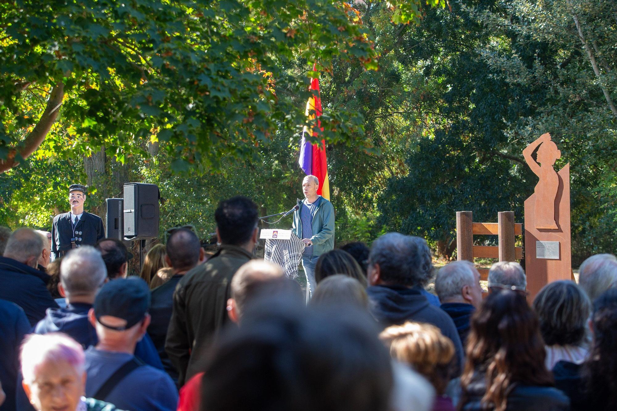 Inauguración del monumento en homenaje a las víctimas de la represión franquista en la Rochapea